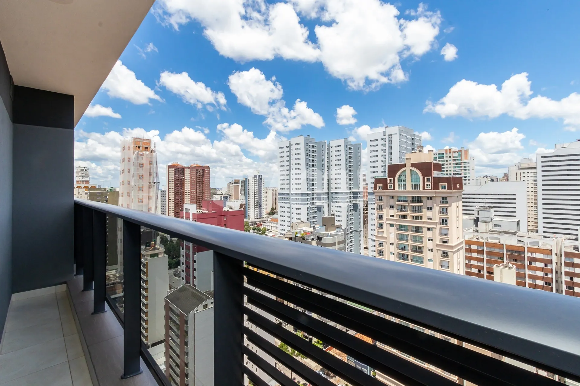 Furnished 1-bedroom apartment with a glass-enclosed balcony — photo 121