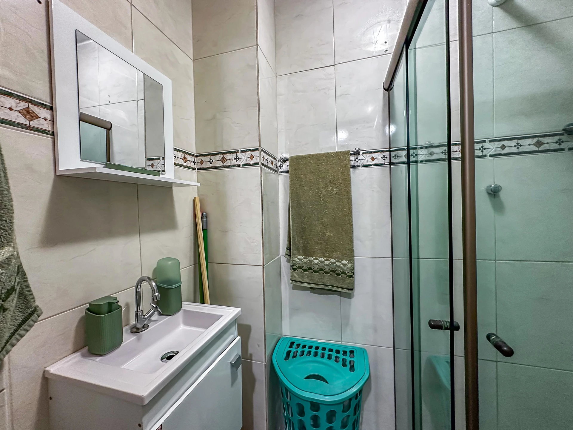 Furnished studio with 1 bedroom and 1 bathroom, gas stove — photo 10