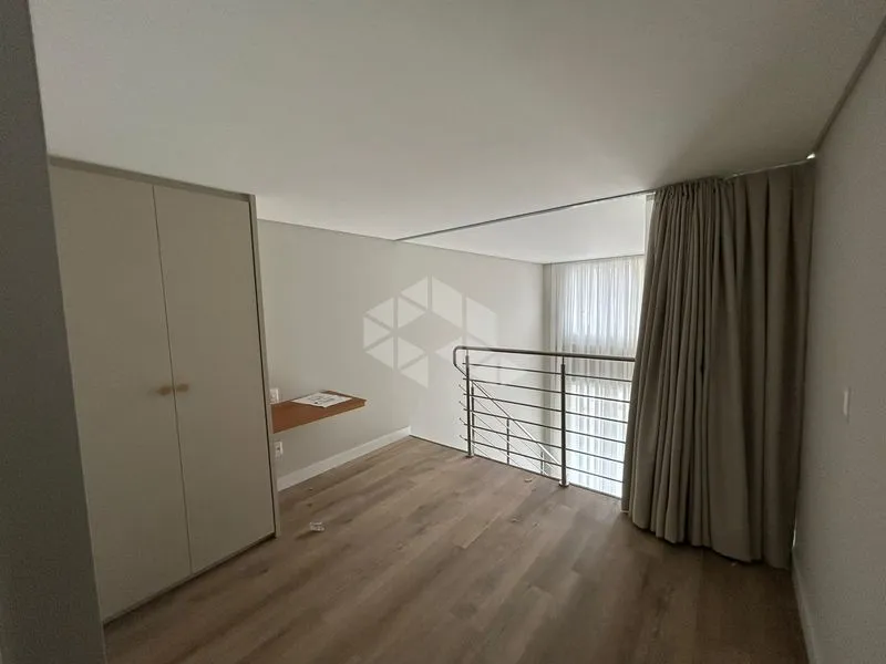 One-bedroom apartment with a glass-enclosed balcony — photo 11