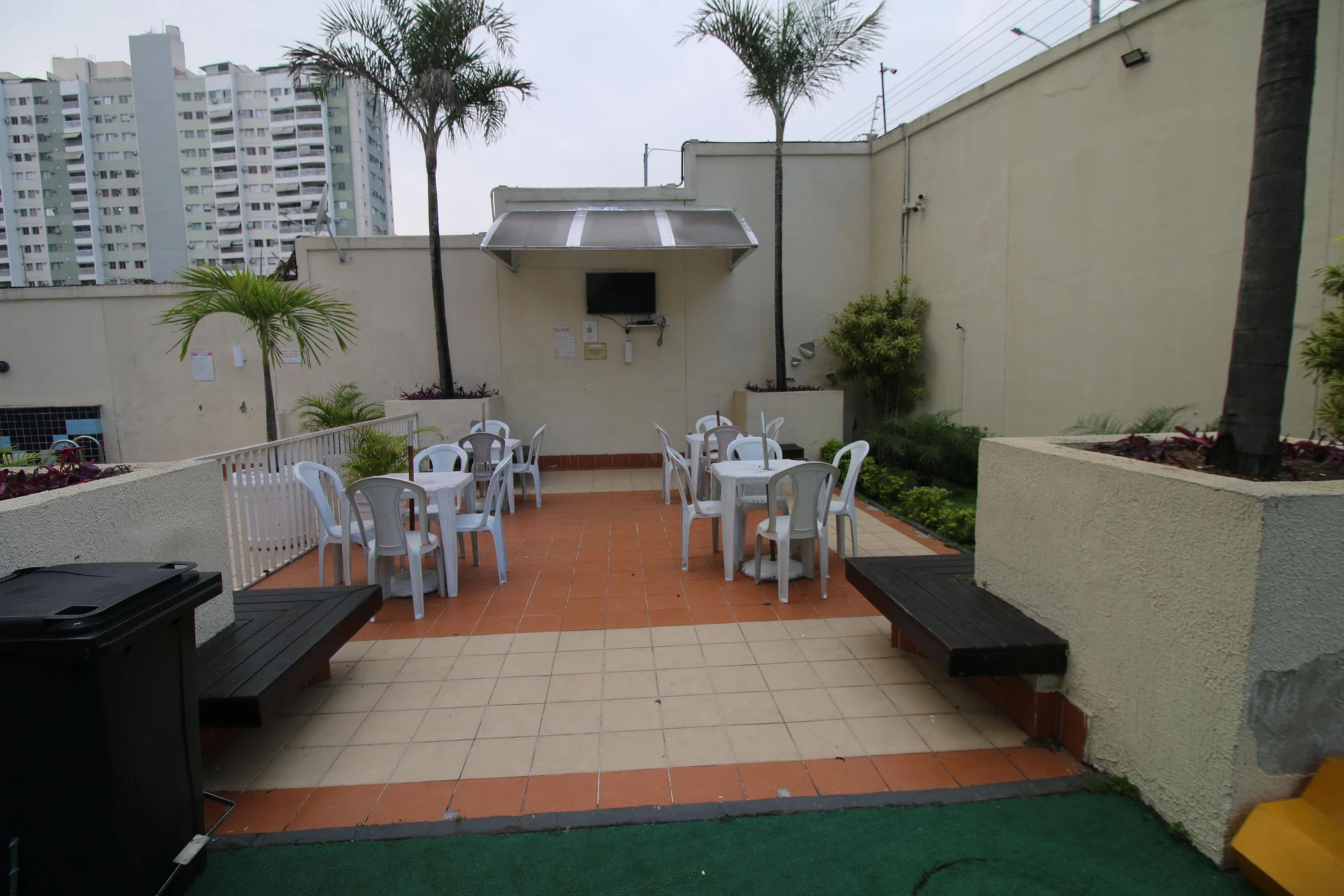 2-bedroom apartment with 1 bathroom and condo pool — photo 10