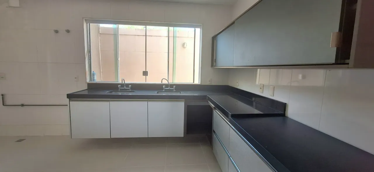 House with 900 m², 5 bedrooms and 4 parking spots — photo 15