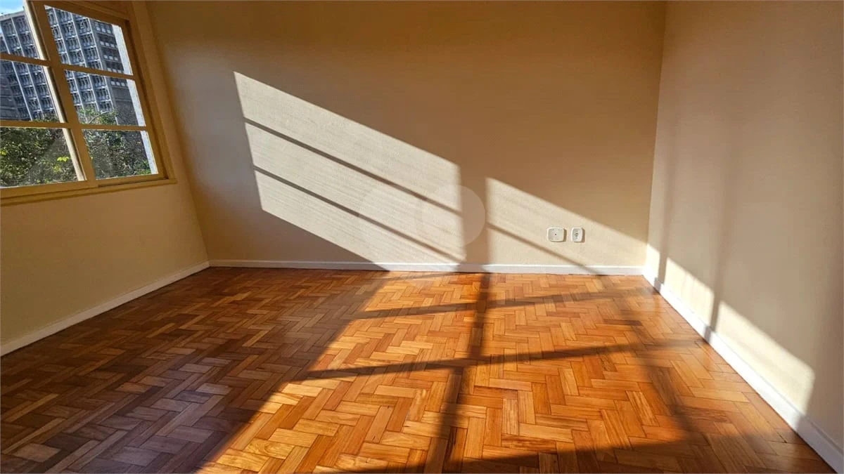 Wood or laminate floors in a 2-bedroom apartment, 58 m² — photo 8