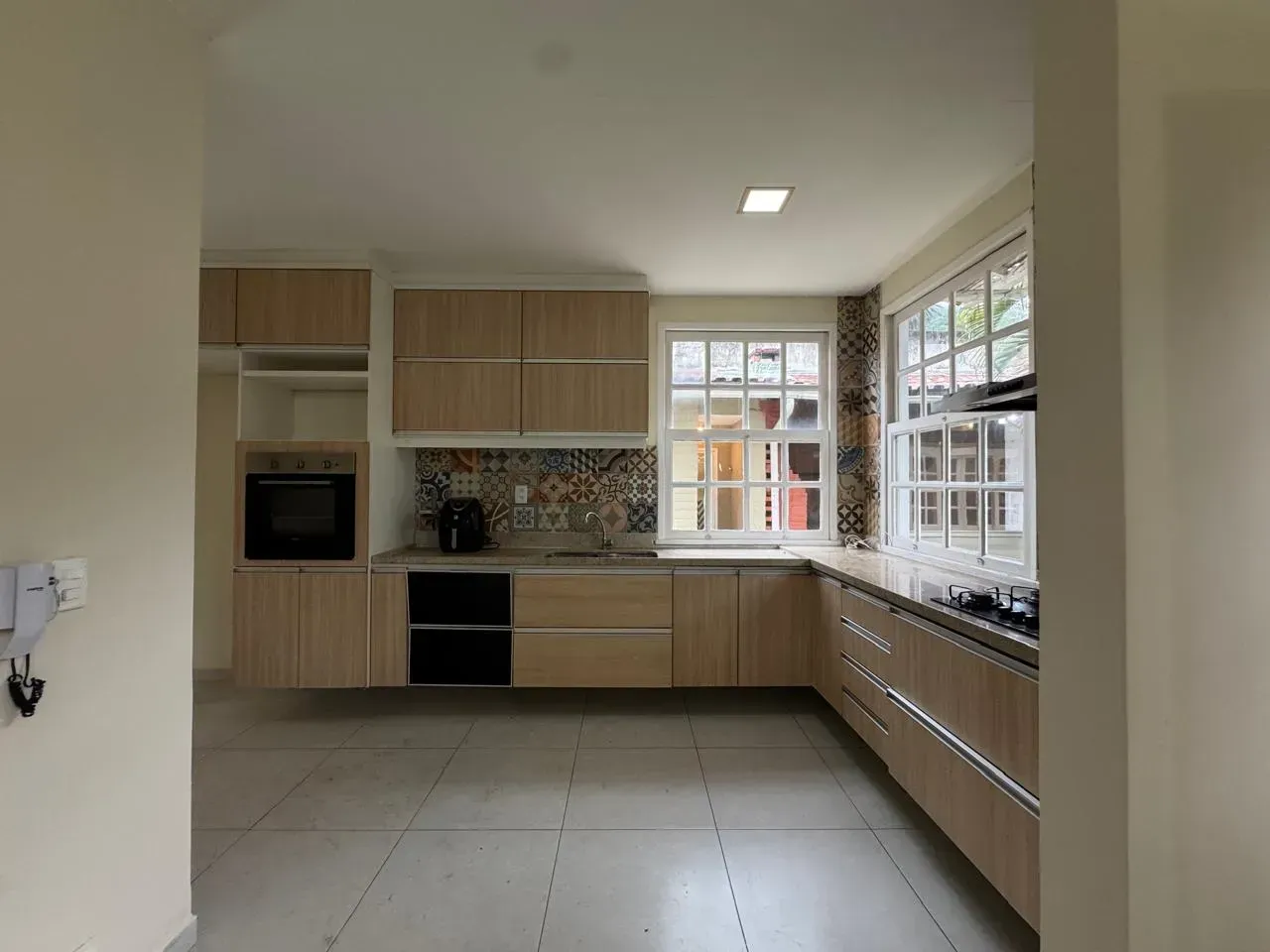House with 4 bedrooms and 360 m² with open-plan kitchen — photo 13