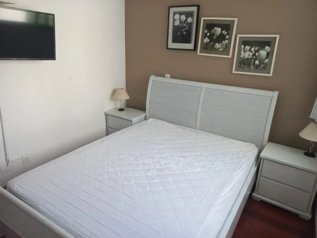 Furnished 1-bedroom apartment with glassed-in balcony — photo 32