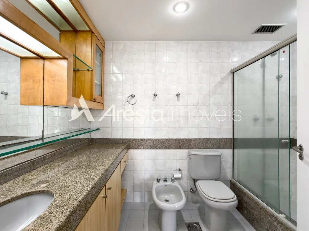3-bedroom apartment with a bathtub — photo 33
