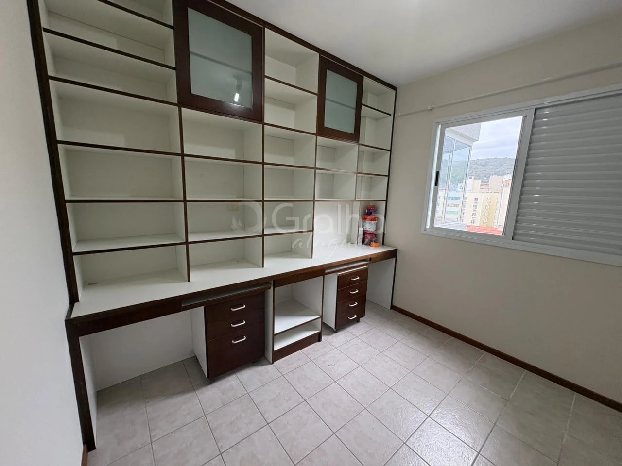 3-bedroom apartment in a building with a pool — photo 6