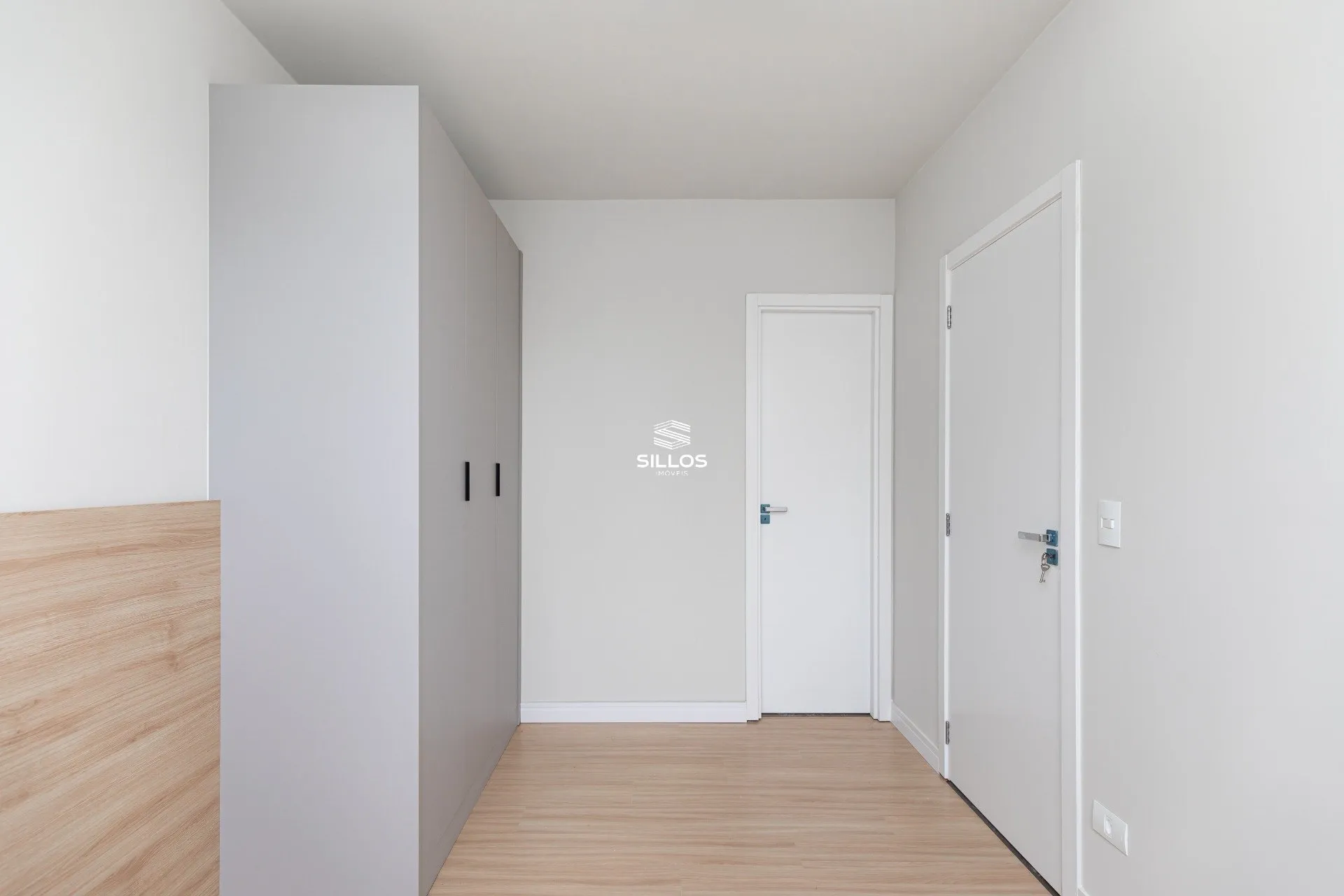 One-bedroom apartment in a building with a gym — photo 4