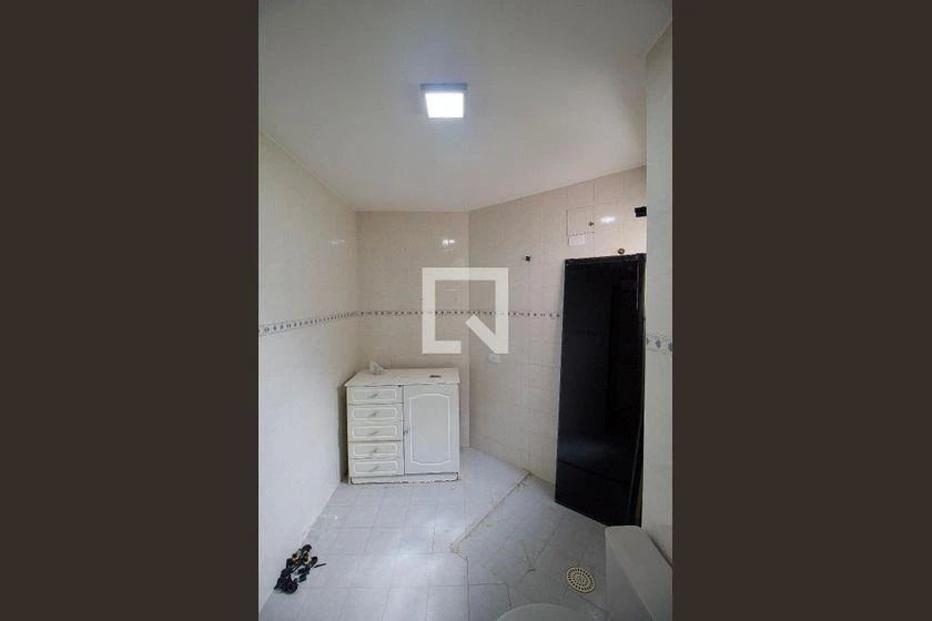4-bedroom house with wood or laminate floors in Curitiba — photo 44