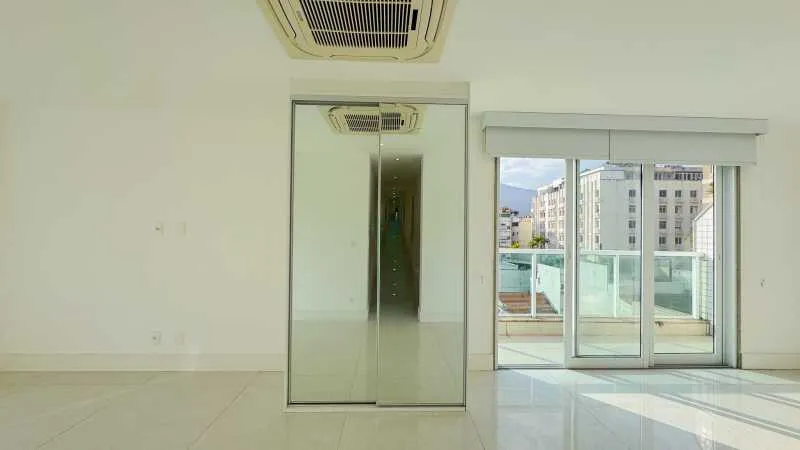 3-bedroom apartment in a building with a pool — photo 27