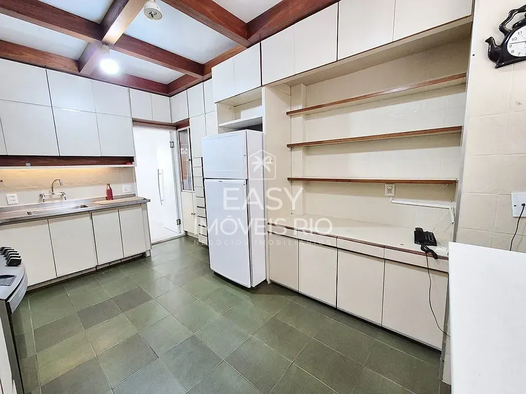 Apartamento sin amueblar con 4 dormitorios y balcón de vidrio — photo 27