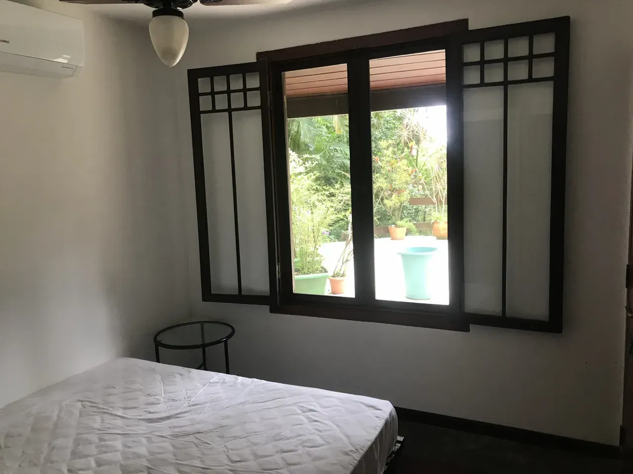One-bedroom apartment in a building with a pool — photo 3
