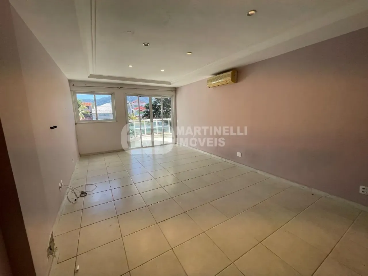 House with 4 bedrooms and 5 bathrooms and a separate kitchen — photo 18