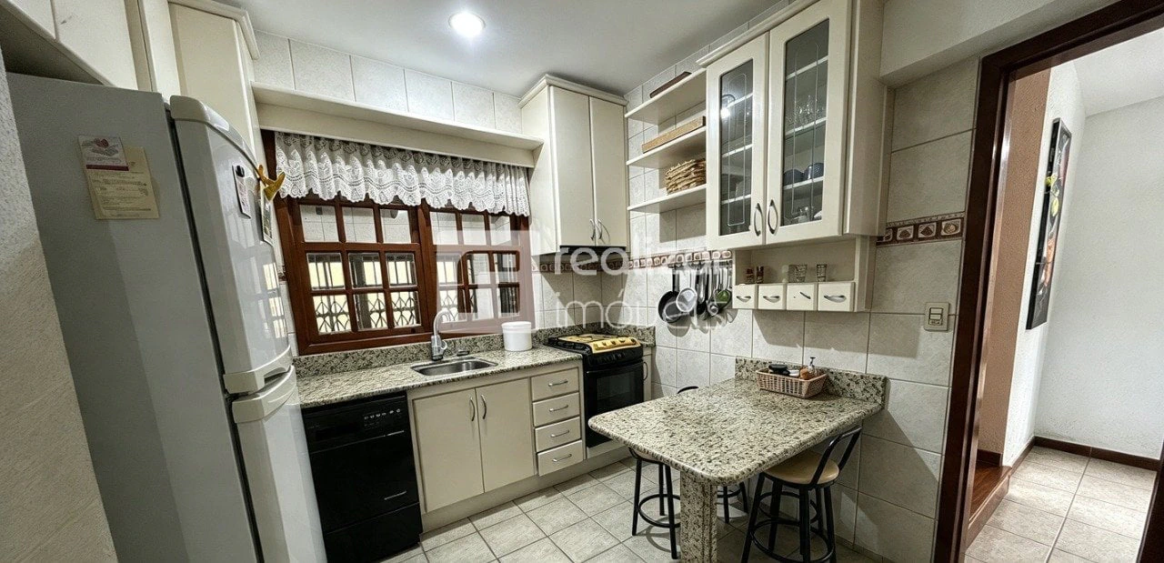 300 m² house with a grill on the balcony and a private BBQ