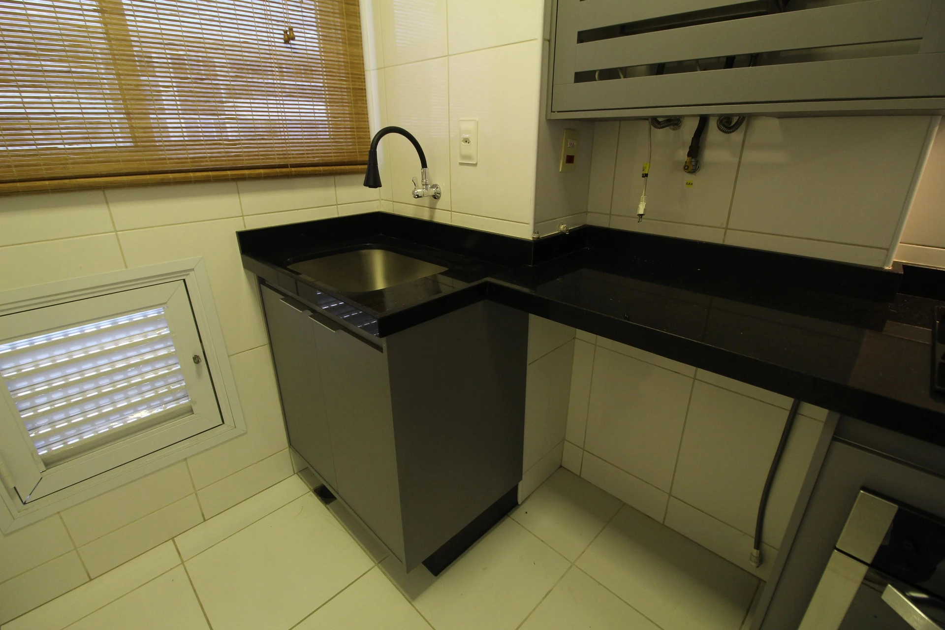 Balcony with a grill in a 2-bedroom apartment, 90 m² — photo 38