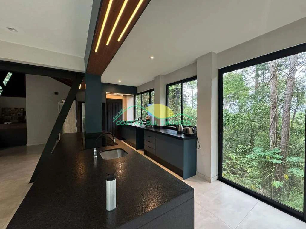 Casa en condominio con 3 dormitorios y cocina abierta