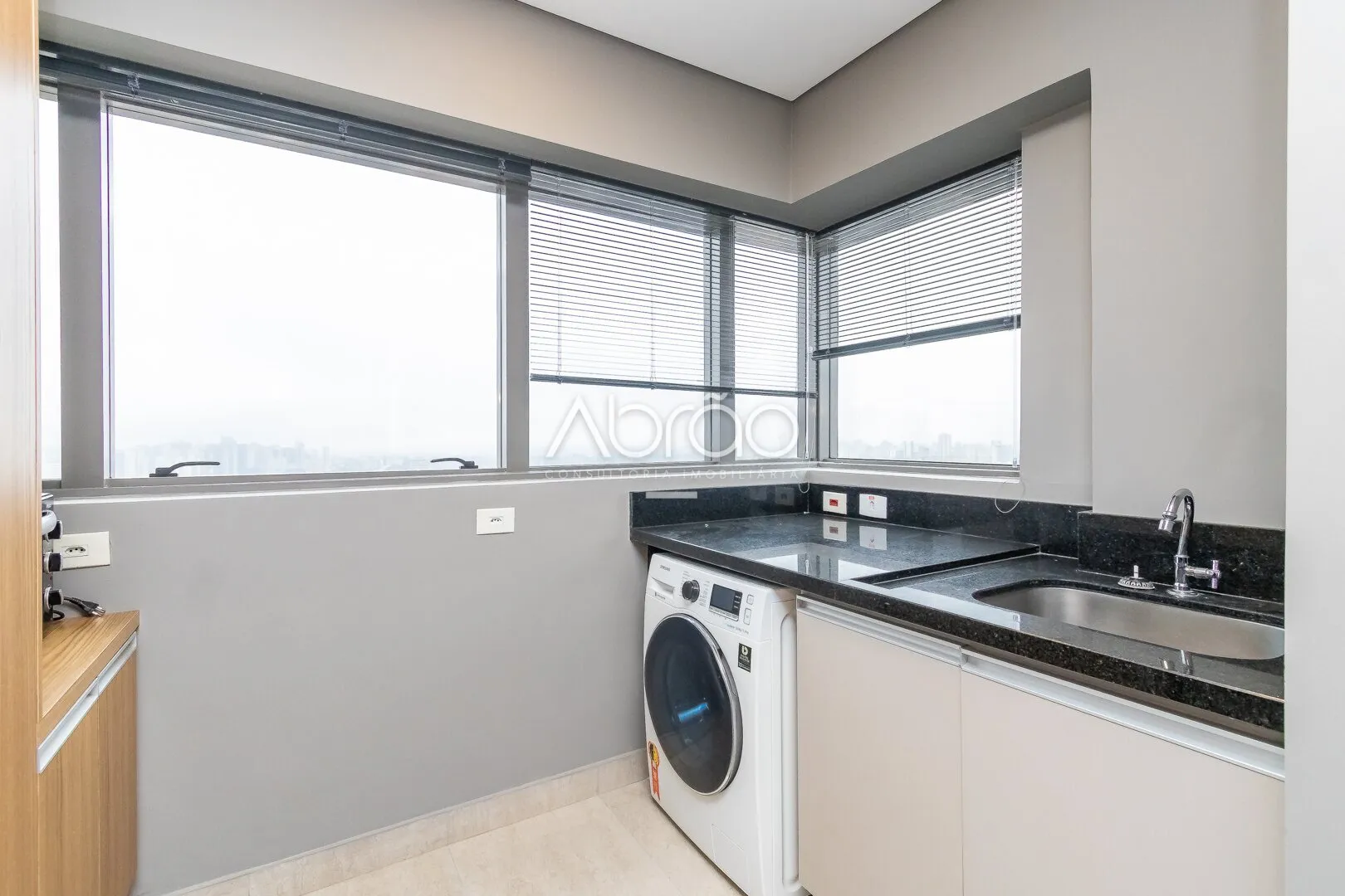 90 m² apartment with floor-to-ceiling windows and a bathtub — photo 3