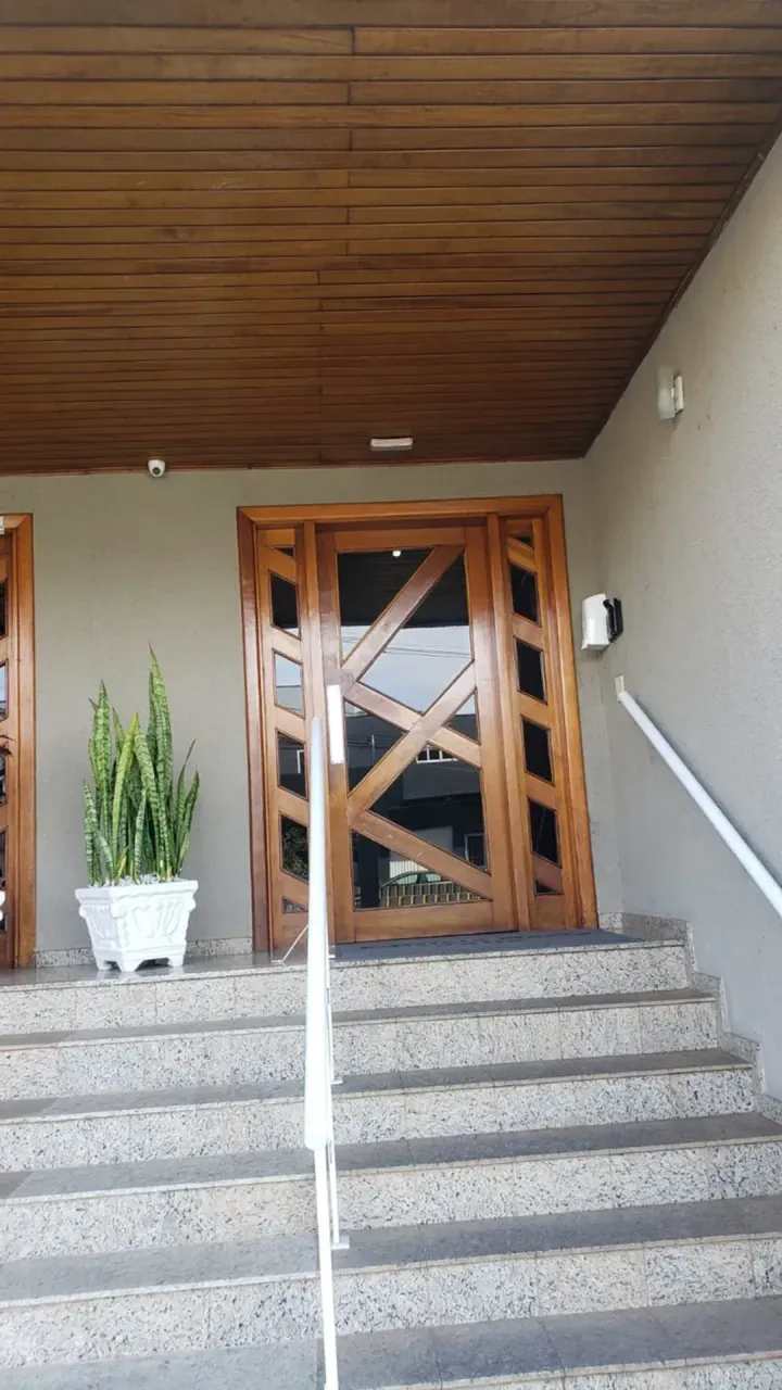 Apartamento com 2 quartos e box de vidro no banheiro — photo 17
