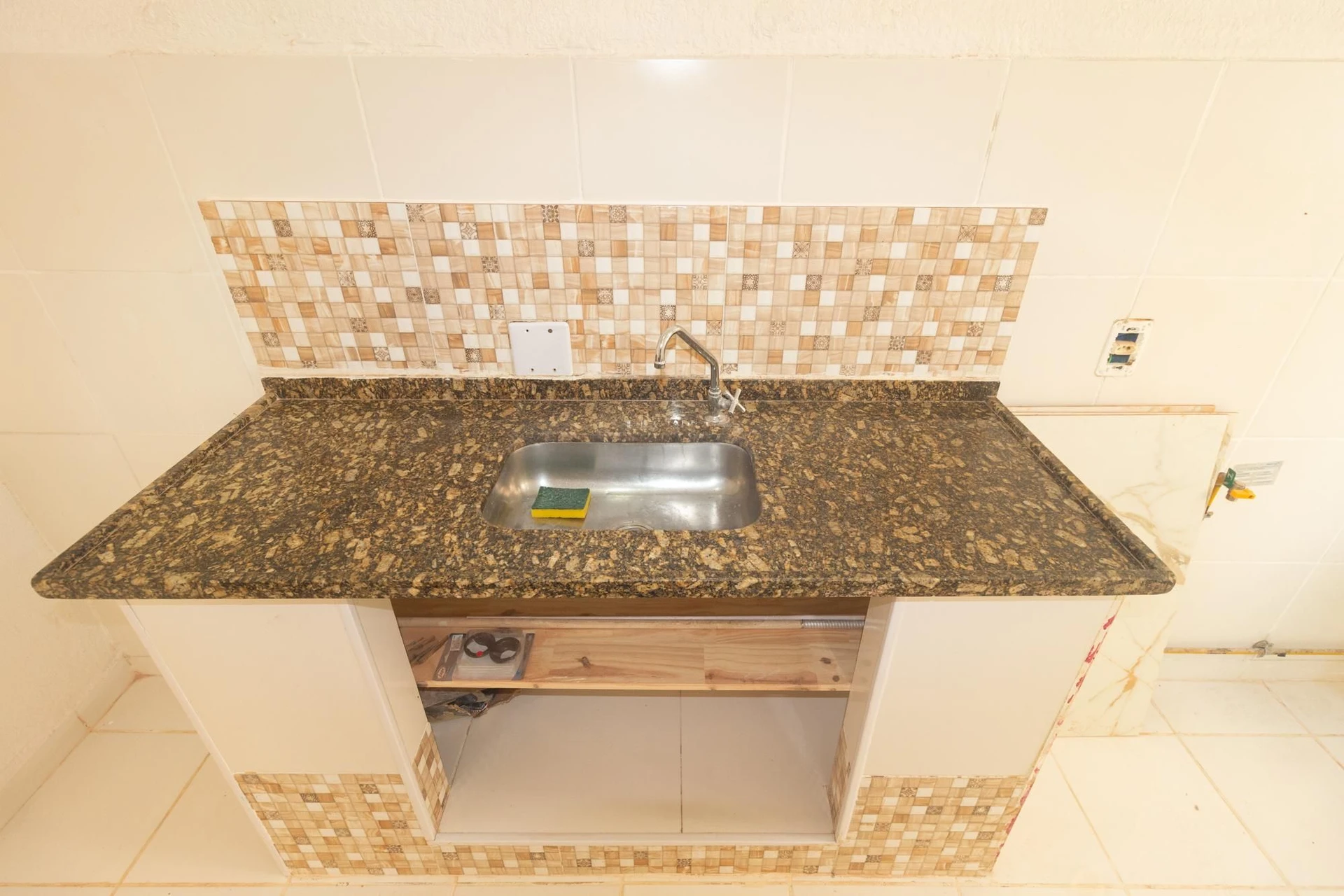 Apartment with 2 bedrooms and a kitchenette stove — photo 17