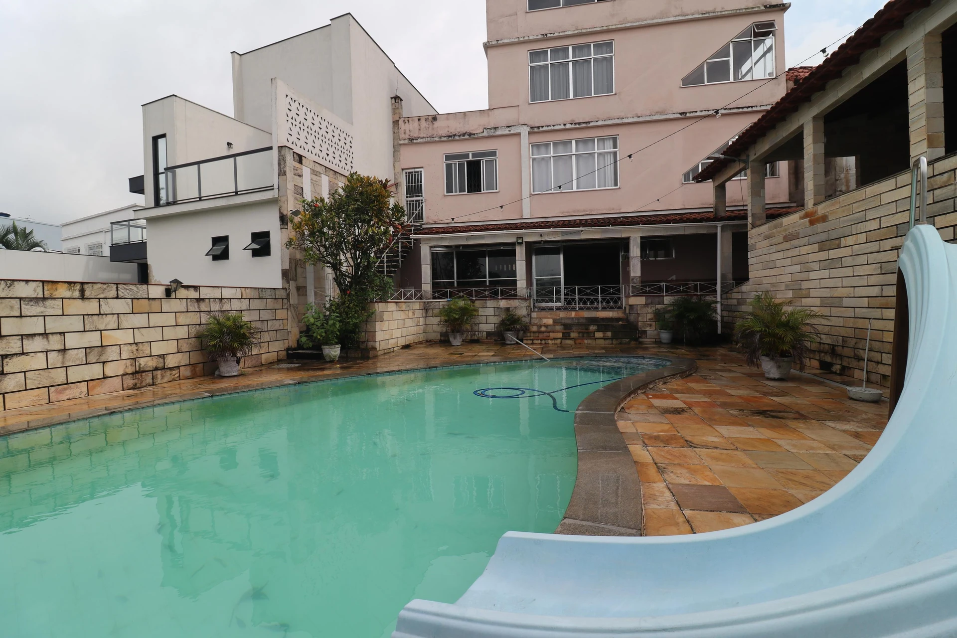10-bedroom house with a bathtub in Rio de Janeiro — photo 119