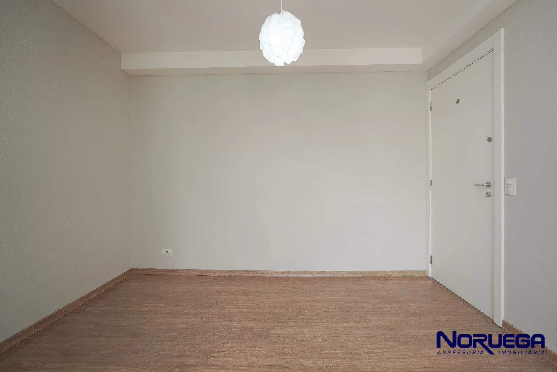 Wood or laminate floors in a 2-bedroom apartment, 88 m²