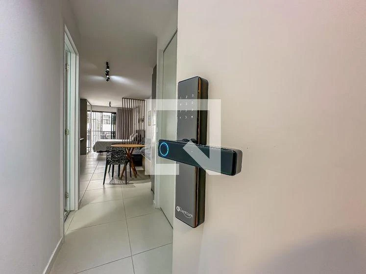 One-bedroom apartment in a building with a gym — photo 11