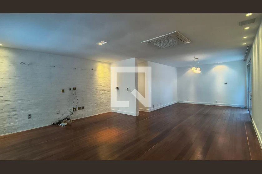 House with 4 bedrooms and a balcony with grill — photo 18