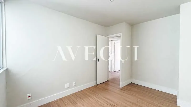Unfurnished apartment with 4 bedrooms and tall windows — photo 20