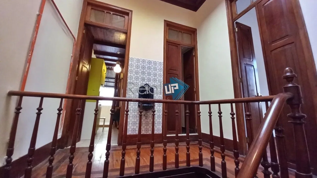 Colonial-style house with 3 bedrooms and a balcony — photo 48