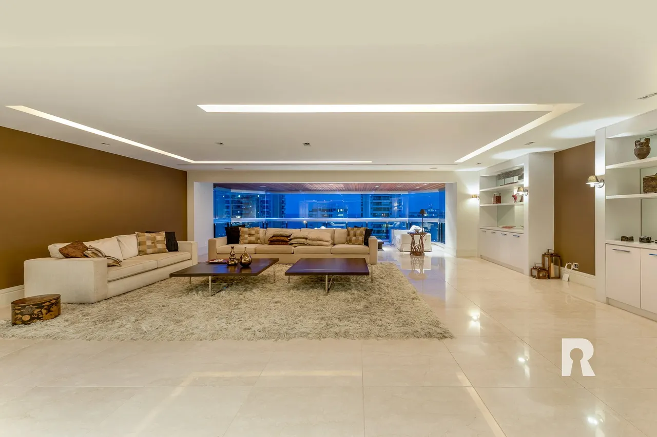 4-bedroom apartment with 5 bathrooms and enclosed balcony — photo 4
