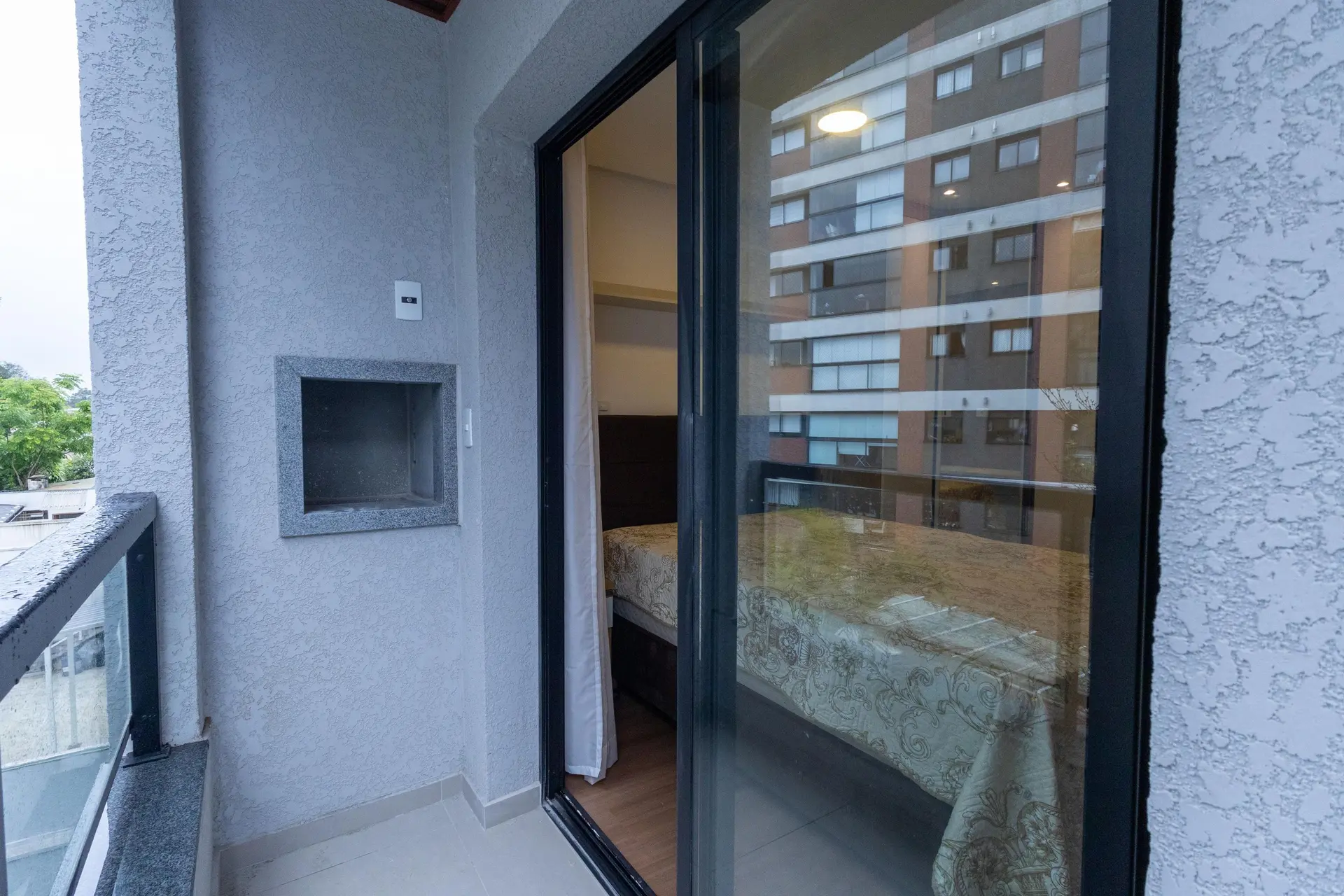 28 m² studio with a home office and a glass-enclosed balcony — photo 2