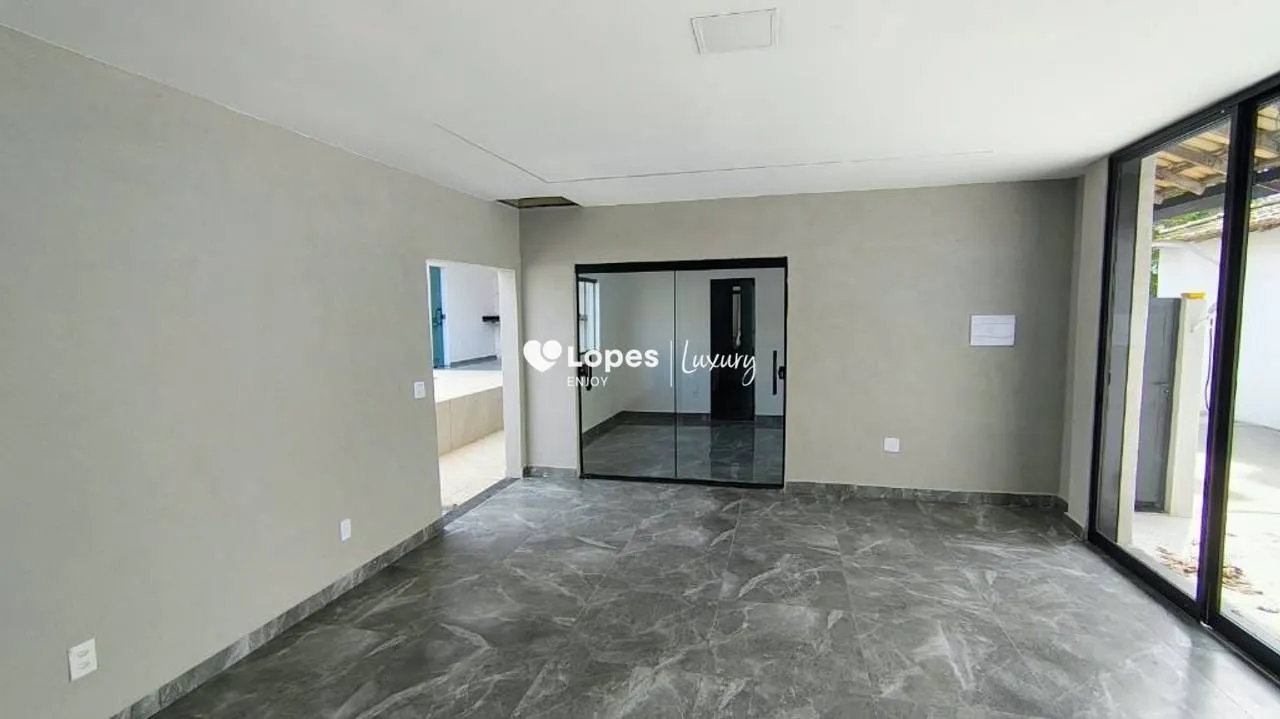 5-bedroom house with open-plan kitchen and gas stove — photo 8