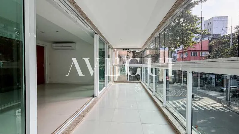 197 m² apartment with 4 bedrooms and a glass balcony — photo 16