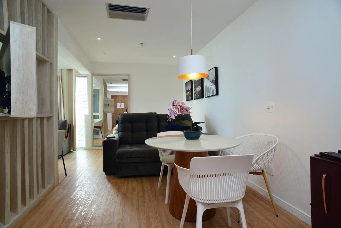 Furnished 1-bedroom apartment with enclosed balcony