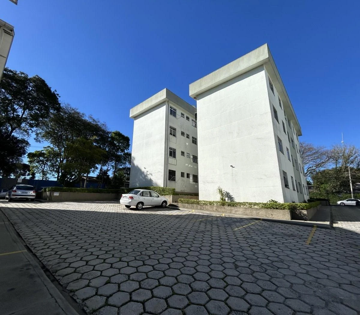 2-bedroom apartment with wood or laminate floors in Curitiba — photo 13
