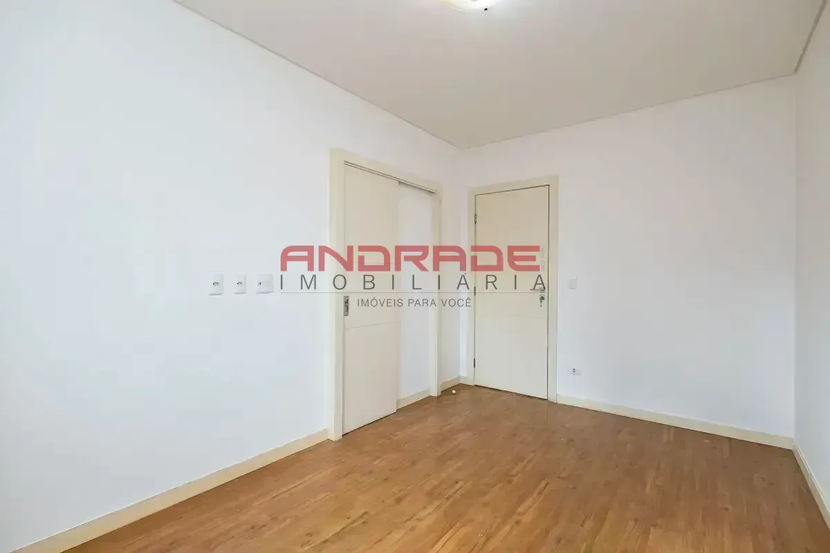 Apartment with 3 bedrooms and glass balcony — photo 37