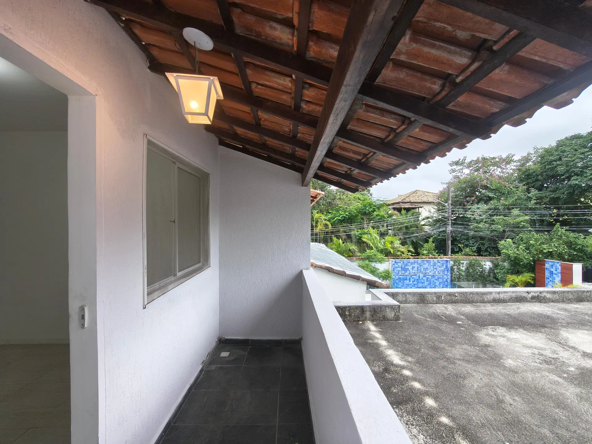 House with 3 bedrooms and an enclosed balcony — photo 37
