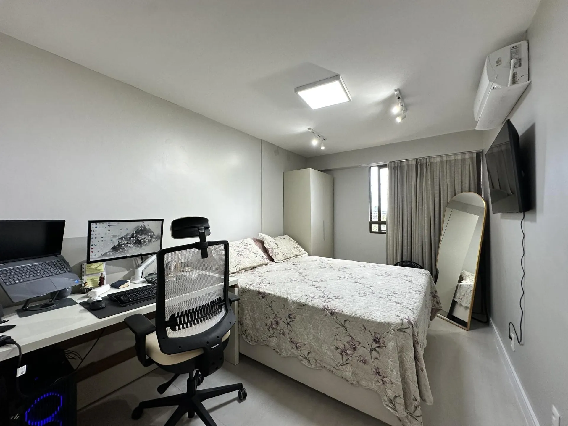 2-bedroom apartment with floor-to-ceiling windows — photo 9
