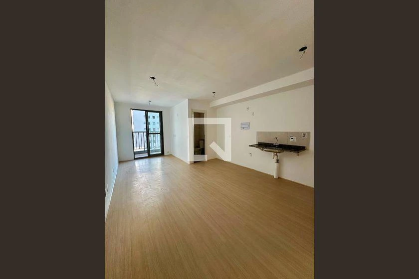 Apartamento de 1 quarto com 31 m² e piso de madeira