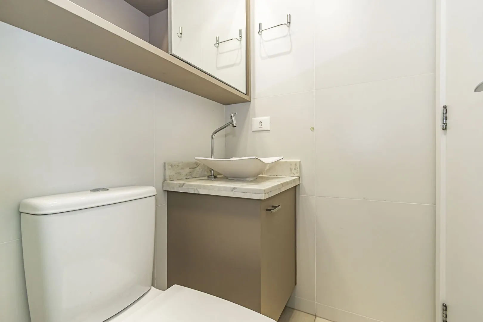 Balcony with a grill in a 2-bedroom apartment, 59 m² — photo 17