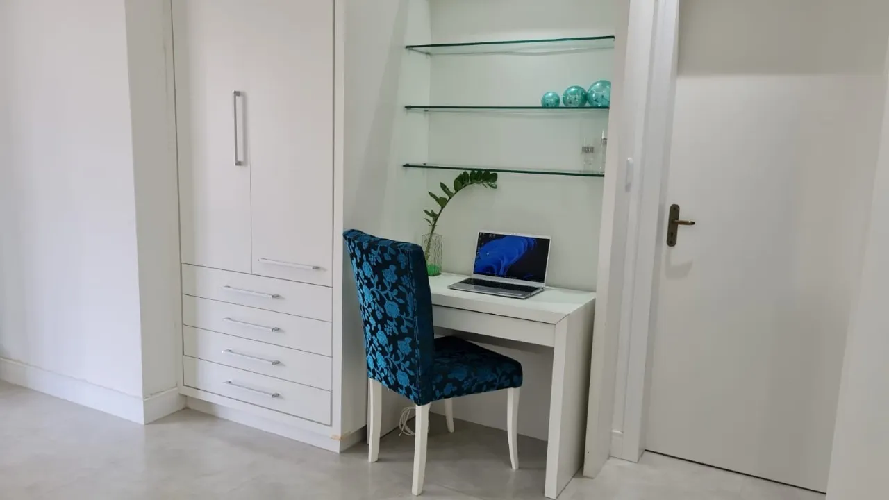 Glass-enclosed balcony in a 2-bedroom apartment, 90 m² — photo 6