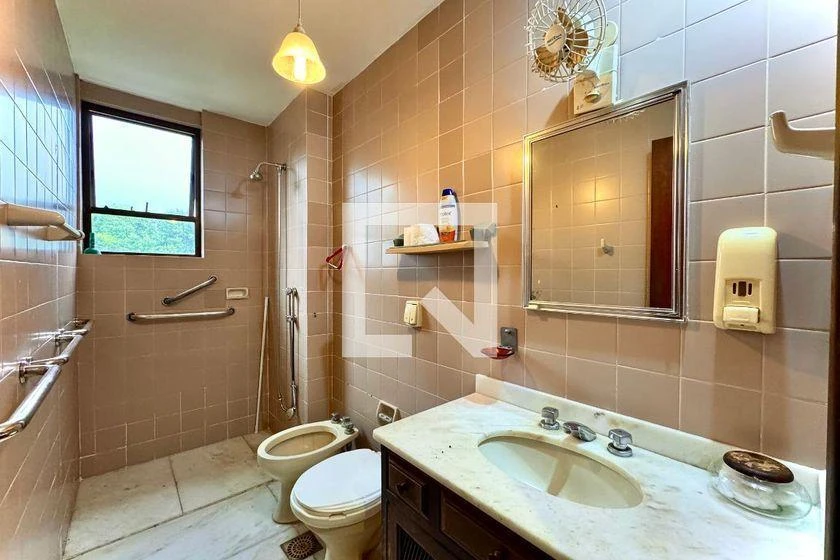 Furnished apartment, 180 m², with a glass-enclosed balcony — photo 10