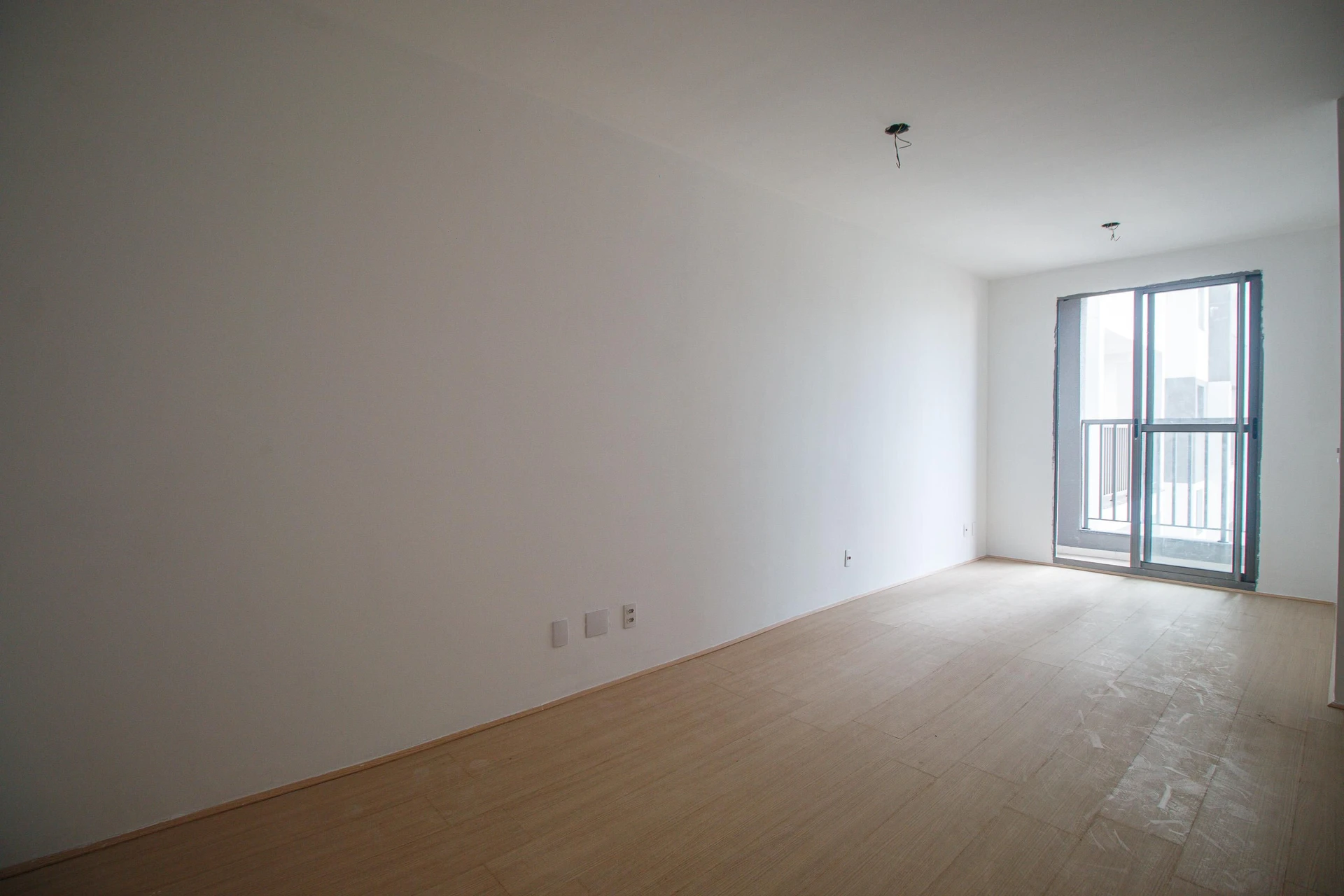 One-bedroom apartment with wood or laminate floors — photo 7