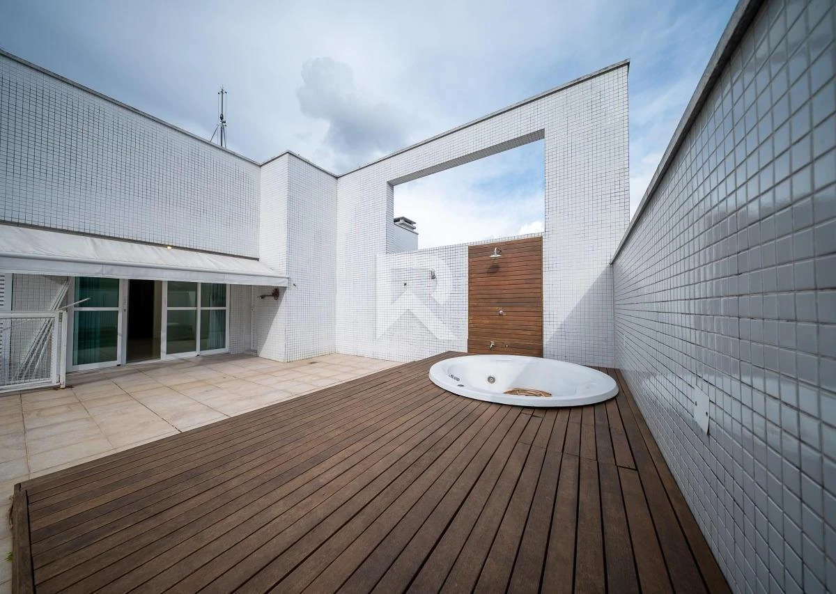 192 m² apartment with floor-to-ceiling windows and a bathtub — photo 17