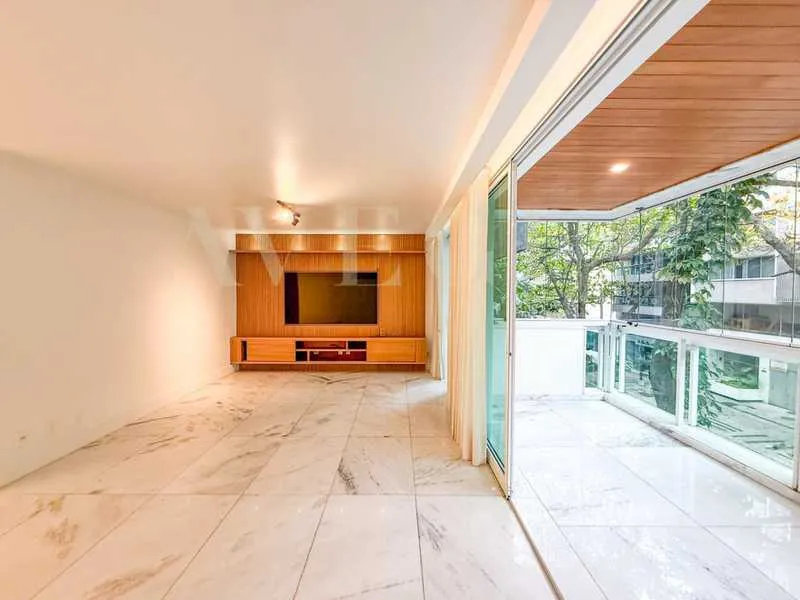 Furnished apartment, 136 m², with a glass-enclosed balcony — photo 13