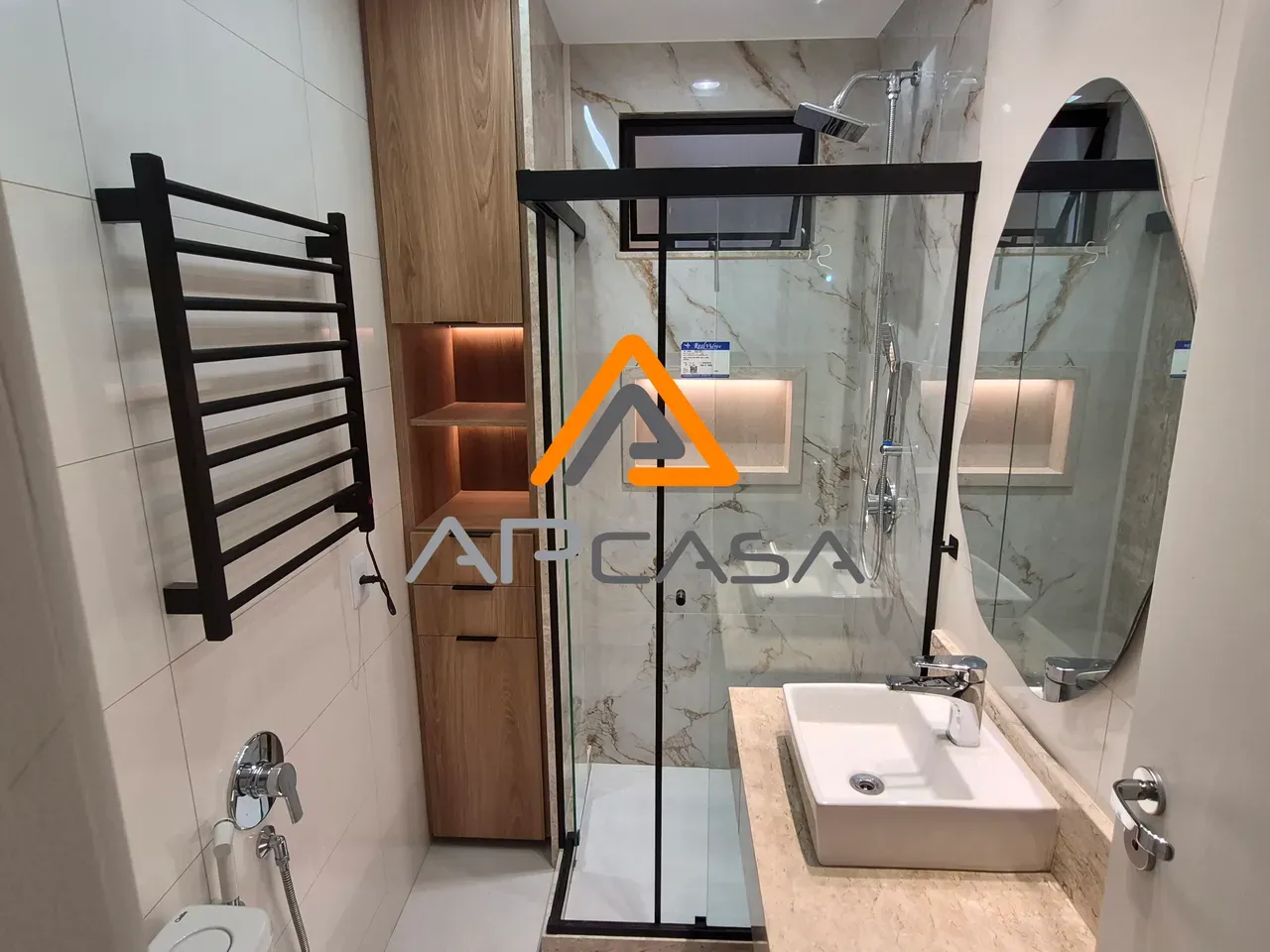 2-bedroom apartment with wood or laminate floors — photo 4
