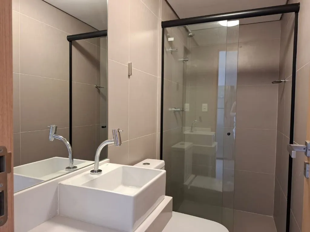 Furnished 2-bedroom apartment with suite and balcony — photo 10