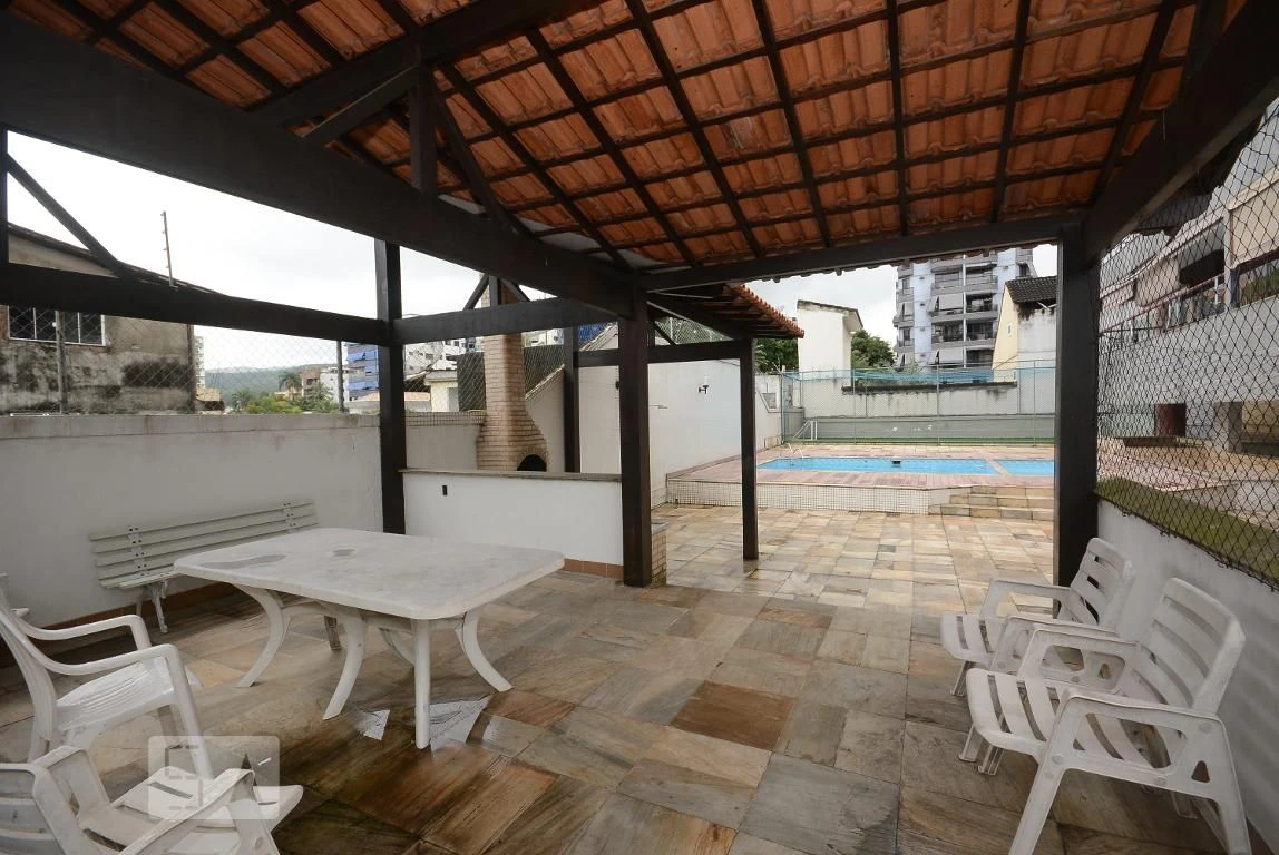 4-bedroom apartment in a building with a pool — photo 20