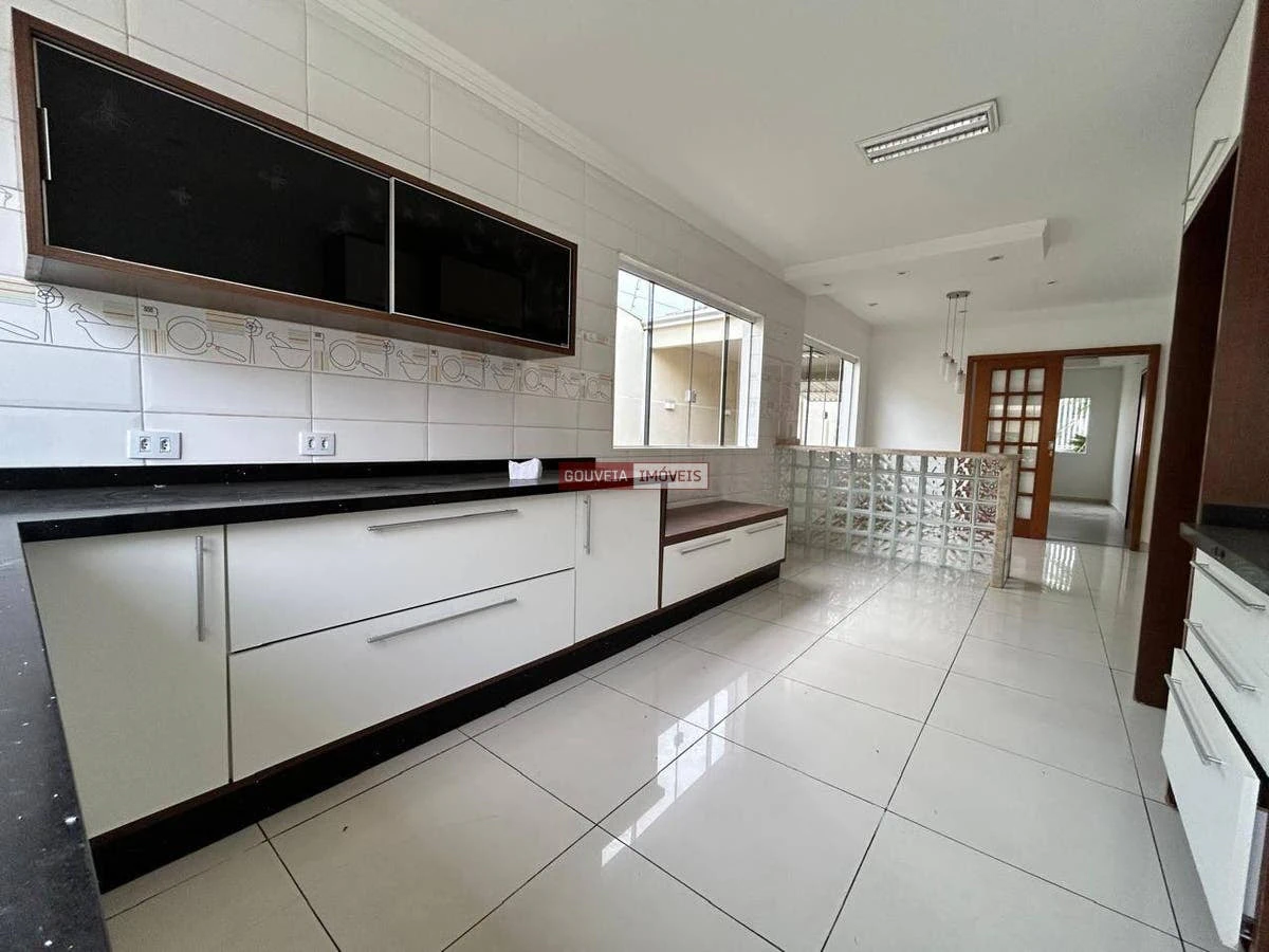 3-bedroom house with a bathtub in Curitiba — photo 2