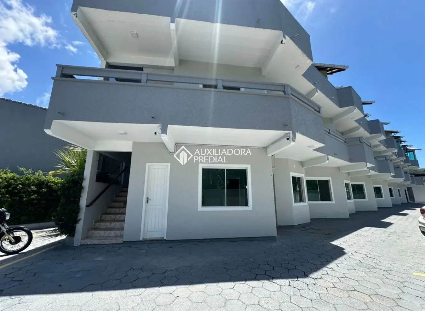 Ground-floor apartment with 2 bedrooms and glass shower