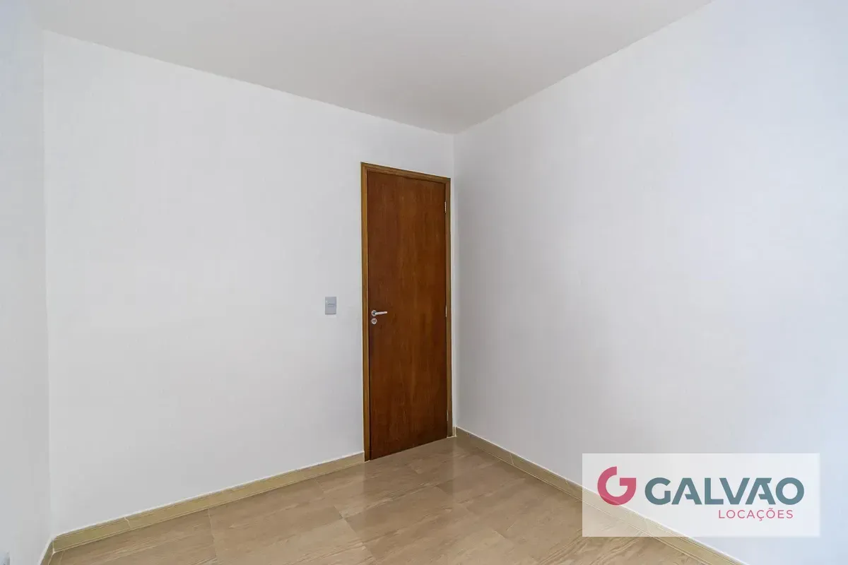 3-bedroom apartment with a glass-enclosed balcony — photo 13
